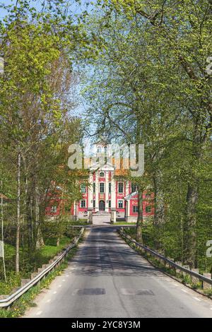 Der Weg zur Mariedal schloss im Frühjahr in Schweden Stockfoto