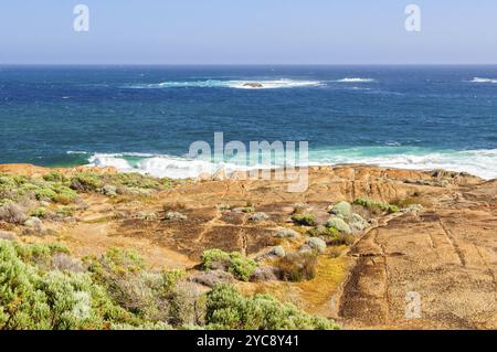 Die mächtigen Indischen und Südmeere treffen am historischen Cape Leeuwin Lighthouse in Augusta, WA, Australien, Ozeanien zusammen Stockfoto