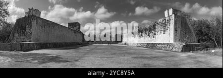 Schwarzweiß-Panoramablick auf den Ballplatz in Chichen Itza, Yucatan, Mexiko, Mittelamerika Stockfoto