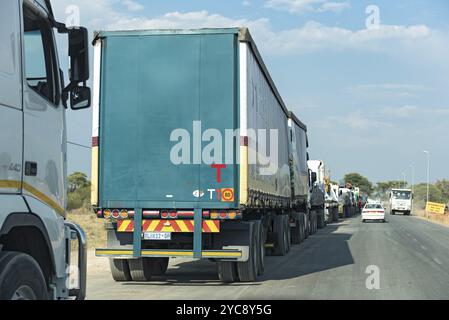 Lkw warten auf die Kazungula-Fähre über den sambesi-Fluss, der an botswana und sambia grenzt Stockfoto