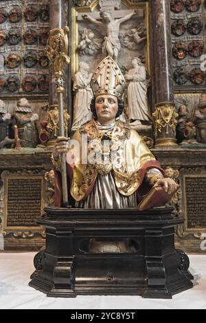 Schöne alte Holzreliquary Skulptur valentine s auf dem Altar in der Kirche St. valentin kiedrich deutschland geschmückt Stockfoto