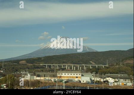 30.12.2017, Fuji, Shizuoka, Japan, Asien, ein Blick auf den majestätischen Vulkankegel des Mount Fuji mit seinem schneebedeckten Gipfel in Asien Stockfoto