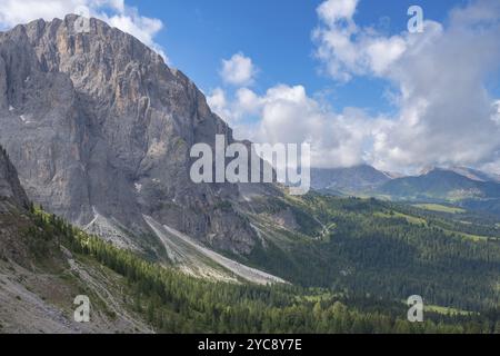 Schöne Landschaft mit Blick auf die Berge in den Alpen Stockfoto