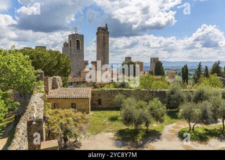 Hof der alten Festung Ruine in der Stadt San Gimignano in Italien Stockfoto