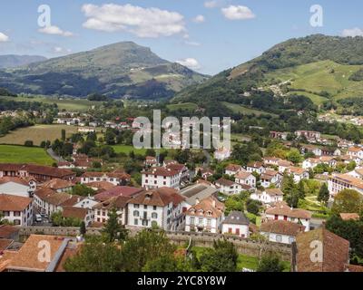 Wunderschöner Panoramablick auf die Stadt und die umliegende grüne Landschaft von der Zitadelle Mendiguren, Saint Jean Pied de Port, Frankreich, Europa Stockfoto