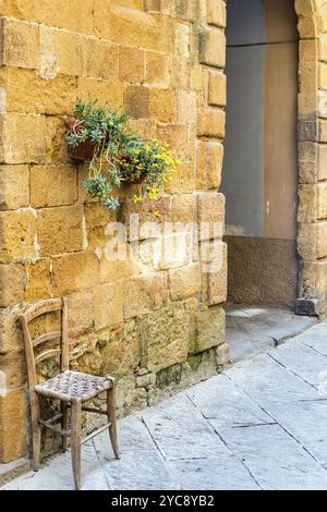 Stuhl in einer Gasse für müde Wanderer auf ihrer Pilgerreise Stockfoto