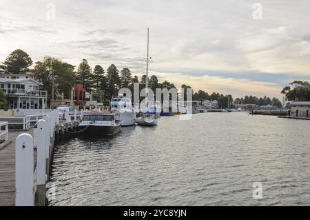 Boote, die am Moyne River, Port Fairy, Victoria, Australien, Ozeanien vor Anker gehen Stockfoto