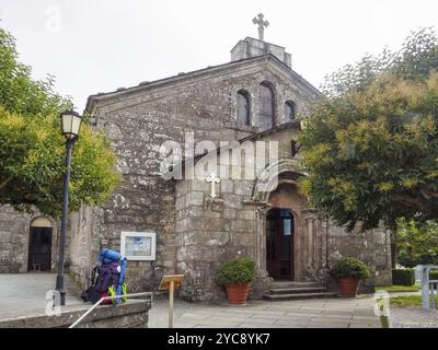 Kirche San Tirso mit ihrem romanischen Portal, Palas de Rei, Galicien, Spanien, Europa Stockfoto