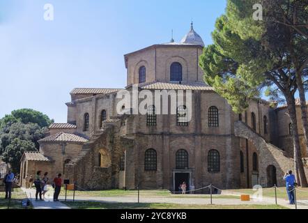 Touristen bewundern ein Paradebeispiel frühchristlicher Architektur, die achteckige Basilika San Vitale, Ravenna, Italien, Europa Stockfoto