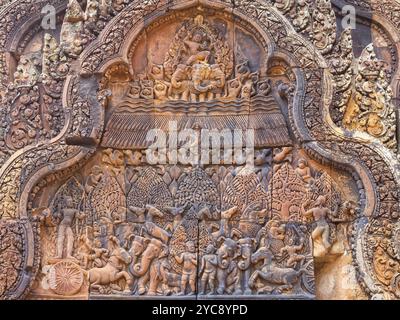 Feuer im Wald von Khandava an einer Mauer der „Zitadelle der Frauen“, Banteay Srei, Kambodscha, Asien Stockfoto