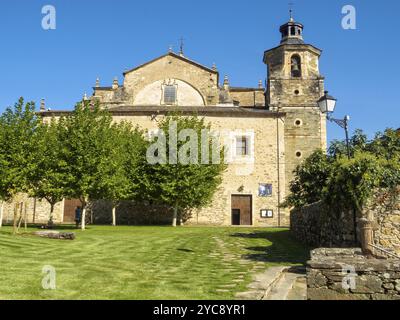 Die Stiftskirche Santa Maria de Cluny (La Colegiata de Santa Maria de Cluny) ist ein Beispiel der berzianischen Architektur aus dem 16. Jahrhundert in Villafranca del Bierzo, CAS Stockfoto