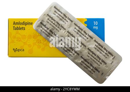 Packung mit Amlodipin Tabletten Packung mit 28 Tabletten 10 mg mit Blisterpackung isoliert auf weißem Hintergrund Stockfoto