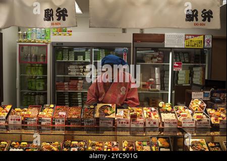 23. Dezember 2017, Kyoto, Japan, Asien, Eine Frau verkauft Fertiggerichte und Getränke in einem Bahnhofskiosk in Kyoto, Asien Stockfoto