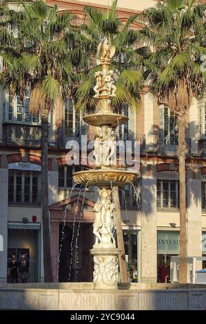 Wunderschöner Genua-Brunnen (Fuente de Genova) auf dem Platz der Verfassung (Plaza de la Constitucion), Malaga, Andalusien, Spanien, Europa Stockfoto