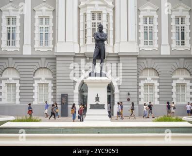 Bronzestatue von Stamford Raffles von Thomas Woolner vor dem Victoria Theatre and Concert Hall, Singapur, Asien Stockfoto
