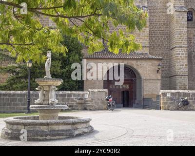 Zwei Fahrradpilger halten an der Pfarrkirche, die der Muttergottes von der Himmelfahrt gewidmet ist, Villatuerta, Navarra, Spanien, Europa Stockfoto