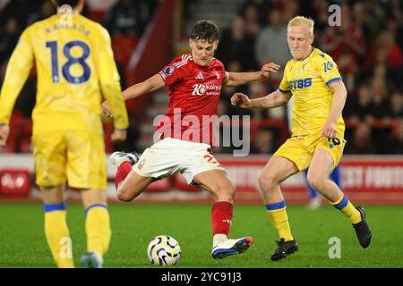 City Ground, Nottingham am Montag, 21. Oktober 2024. City Ground, Nottingham am Montag, 21. Oktober 2024. Ryan Yates aus Nottingham Forest trifft auf Druck von will Hughes aus Crystal Palace während des Premier League-Spiels zwischen Nottingham Forest und Crystal Palace auf dem City Ground, Nottingham, am Montag, den 21. Oktober 2024. (Foto: Jon Hobley | MI News) Credit: MI News & Sport /Alamy Live News Stockfoto