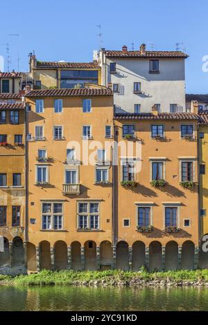 Wohnhaus mit Blick auf den Fluss Arno in Florenz Stockfoto