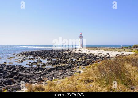 Der Griffiths Island Lighthouse wurde 1859 als Navigationshilfe für Port Fairy gebaut, einem wichtigen Handelshafen in Victoria, Australien, OCE Stockfoto