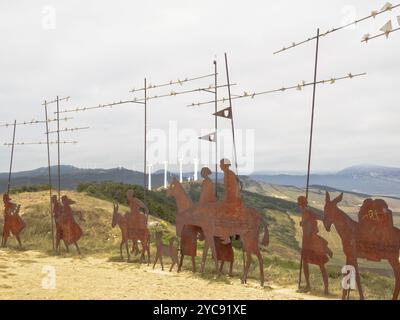 Schmiedeeisernes Pilgerdenkmal, errichtet von den Freunden des Weges von Navarra im Jahre 1996 auf dem Berg der Vergebung, Alto del Perdon, Navarra, Spanien, 5 S. Stockfoto