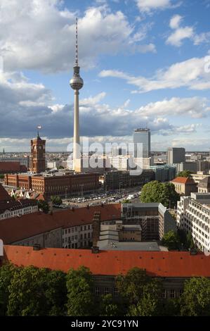 21.06.2018, Berlin, Deutschland, Europa, Blick von oben auf die Innenstadt in Berlin-Mitte mit dem Fernsehturm am Alexanderplatz und der Roten Ra Stockfoto