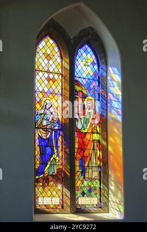 Farbenfrohe Buntglasfenster in St. John's Anglican Church, Port Fairy, Victoria, Australien, Ozeanien Stockfoto