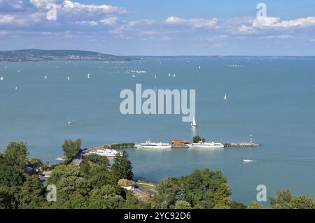 Segelboote, Freizeitboote und der Bootssteg in Tihany am Balaton, fotografiert aus der Abtei, Tihany, Ungarn, Europa Stockfoto