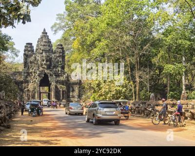 Victory Gate ist eines von zwei Toren in der östlichen Stadtmauer von Angkor Thom, Siem Reap, Kambodscha, Asien Stockfoto