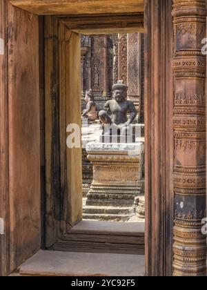 Kniende Wächter bewachen das Innere der „Zitadelle der Frauen“, Banteay Srei, Kambodscha, Asien Stockfoto