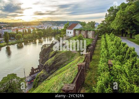 Blick aus der Vogelperspektive auf den Sonnenuntergang in Prag und Moldau und Letenske Sady, fantastische tschechische Hauptstadt im Sommer! So eine wunderschöne Aussicht Stockfoto