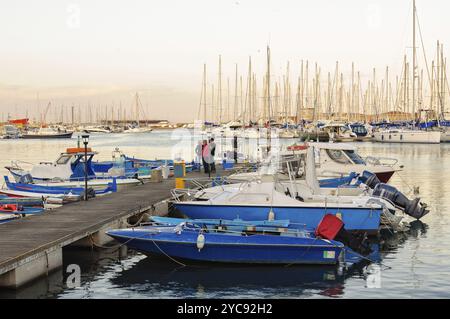 Fischer im alten Hafen von La Cala, Palermo, Sizilien, Italien, 20. Oktober 2011, Europa Stockfoto