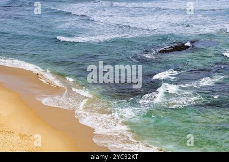 Sanfte Wellen waschen den Sandstrand von Gibson Steps, Port Campbell, Victoria, Australien, Ozeanien Stockfoto