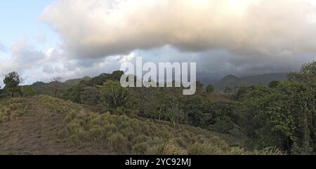 Wolken über dem Regenwald in Portobelo in Panama Stockfoto