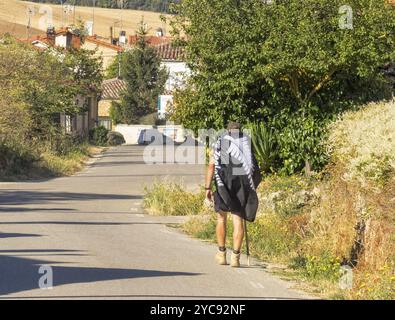 Einsamer Kiwi-Pilger auf dem Jakobsweg, Orbaneja Riopico, Kastilien und Leon, Spanien, 12. September 2014, Europa Stockfoto