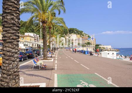 Palmen, weiße Bänke und Radwege am Quai des Etats-Unis, Nizza, Frankreich, Europa Stockfoto