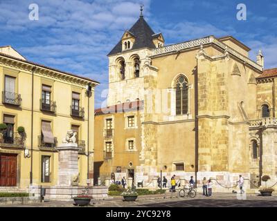 Die Basilika San Isidoro auf dem gleichnamigen Platz befindet sich an der Stelle eines antiken römischen Tempels, Leon, Kastilien und Leon, Spanien, Europa Stockfoto