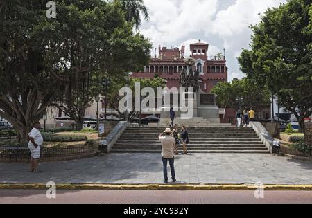 Touristen machen Fotos vor dem simon bolivar Denkmal in casco viejo panama Stadt Stockfoto