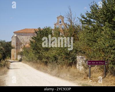 Ankunft im Kloster San Juan de Ortega, Barrios de Colina, Kastilien und Leon, Spanien, Europa Stockfoto