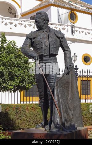 Die Statue von Curro Romero, einem berühmten Torero aus Sevilla, vor der Plaza de Toros de la Maestranza, Sevilla, Andalusien, Spanien, Europa Stockfoto