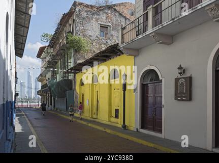 Kleine Straße mit alten historischen Gebäuden in casco viejo panama Stadt Stockfoto