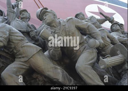 08.08.2012, Pjöngjang, Nordkorea, Asien, Eine bronzene Figurengruppe und eine riesige Flagge sind Teil einer Skulptur am Mansudae Grand Monument in Nort Stockfoto