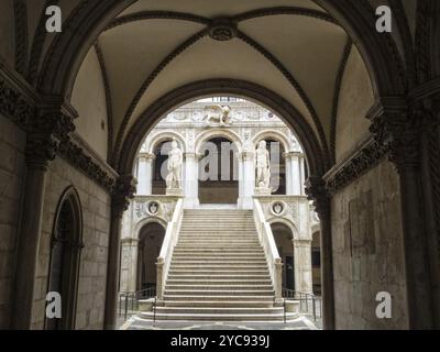 Die Riesentreppe im Innenhof des Dogenpalastes (Palazzo Ducale), Venedig, Venetien, Italien, Europa Stockfoto