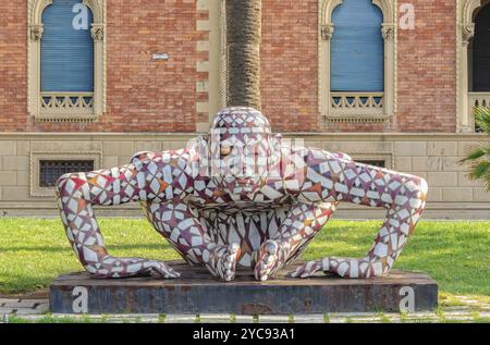 Eine abstrakte Skulptur eines Mannes in eine exzentrische Pose des zeitgenössischen italienischen Bildhauers Paola Epifani (Rabarama) ausgestellt vor Villa Genoese Zerb Stockfoto