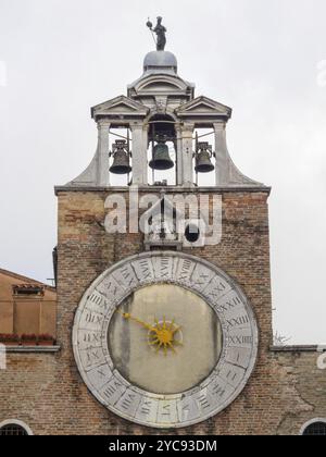 Der Glockengiebel und die Uhr von San Giacomo di Rialto, die der Tradition nach die älteste Kirche der Stadt ist, angeblich im Jahr geweiht Stockfoto