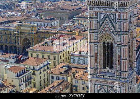 Der Glockenturm (Campanile) und der Platz der Republik (Piazza della Repubblica) von der Aussichtsplattform auf der Kuppel der Kathedrale (Dom), Florenz Stockfoto