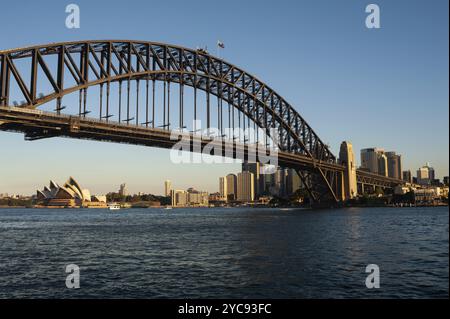 07.05.2018, Sydney, New South Wales, Australien, Blick vom Milsons Point auf die Sydney Harbour Bridge mit dem Opernhaus am Bennelong Point und dem Stockfoto