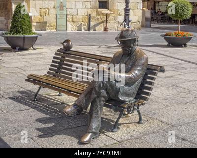 Bronzestatue von Antoni Gaudi von J. Luis Fernandez, errichtet 2002 auf dem Platz San Marcelo in Leon, Kastilien und Leon, Spanien, Europa Stockfoto