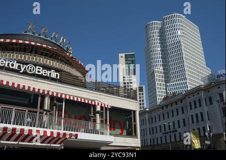 07 Jun 2018, Berlin, Deutschland, Europa, Cafe Kranzler am Kurfürstendamm in Berlin-Charlottenburg. Der Upper West Tower erhebt sich im Hintergrund, Euro Stockfoto