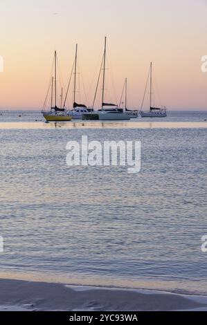 Yachten vor Anker in der Bucht bei Dämmerung, Dunsbrough, WA, Australien, Ozeanien Stockfoto