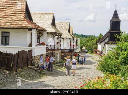 Besucher schlendern entlang der Kossuth Straße im UNESCO-Weltkulturerbe-Dorf Holloko, Ungarn, Europa Stockfoto